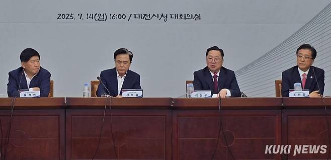 (왼쪽부터) 홍성현 충남도의회 의장, 김태흠 충청남도지사, 이장우 대전시장, 조원휘 대전시의회 의장이 행정 통합의 당위성에 대해 설명하고 있다. 사진=명정삼 기자