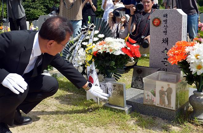 이명현 순직해병대원 특별검사가 지난 1일 대전 유성구 대전현충원에서 고 채수근 상병 묘소를 바라보고 있다. 연합뉴스