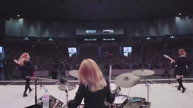 '프라이드밴드' 멤버들이 군부대 강당 무대에서 공연을 펼치고 있다. 드러머의 시점에서 바라본 무대에는 수많은 장병이 객석을 가득 메우고 있다. DSM엔터테인먼트 제공