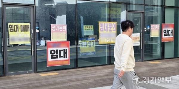 비어 있는 상가에 임대 안내문이 붙어 있다. 경기일보DB
