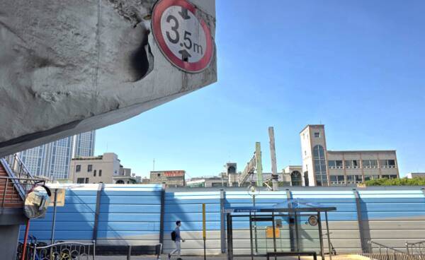 14일 인천 미추홀구의 숙골고가교 밑 기둥 곳곳이 갈라져 석면 등이 떨어질 위험에 처해있다. 장민재기자