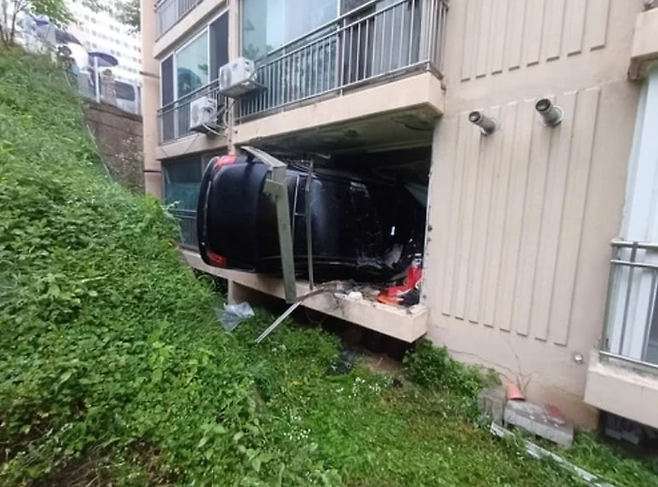 아파트 베란다에 돌진한 차량의 모습. [사진 출처 = 천안동남소방서]