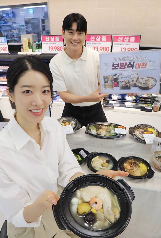 이마트가 초복을 맞이해 불도장·전가복·산라탕 등 고급 중화 보양요리를 새롭게 선보였다고 10일 밝혔다. 10일 서울 용산구 이마트 용산점에서 모델들이 이색 초복 대전 상품을 소개하고 있다. [사진 = 이마트 제공]