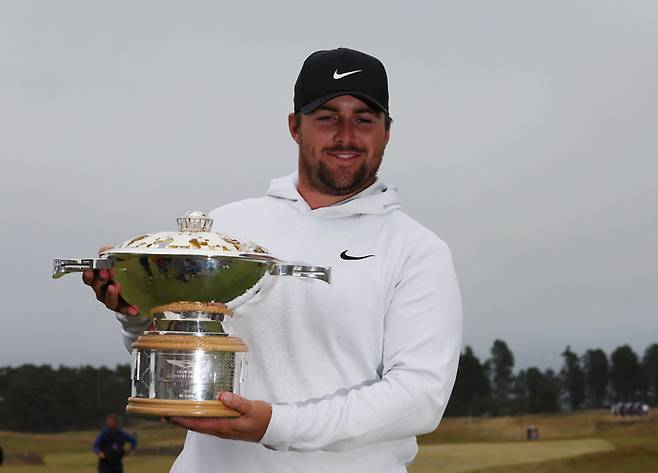 제네시스 스코티시 오픈 우승컵을 들고 환하게 웃고 있는 크리스 고터럽. 로이터 연합뉴