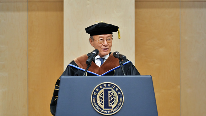 < 한국외대 명예박사 학위 수여식에서 윤윤수 미스토홀딩스 회장이 답사를 하고 있다 / 출처 : 한국외국어대학교 >