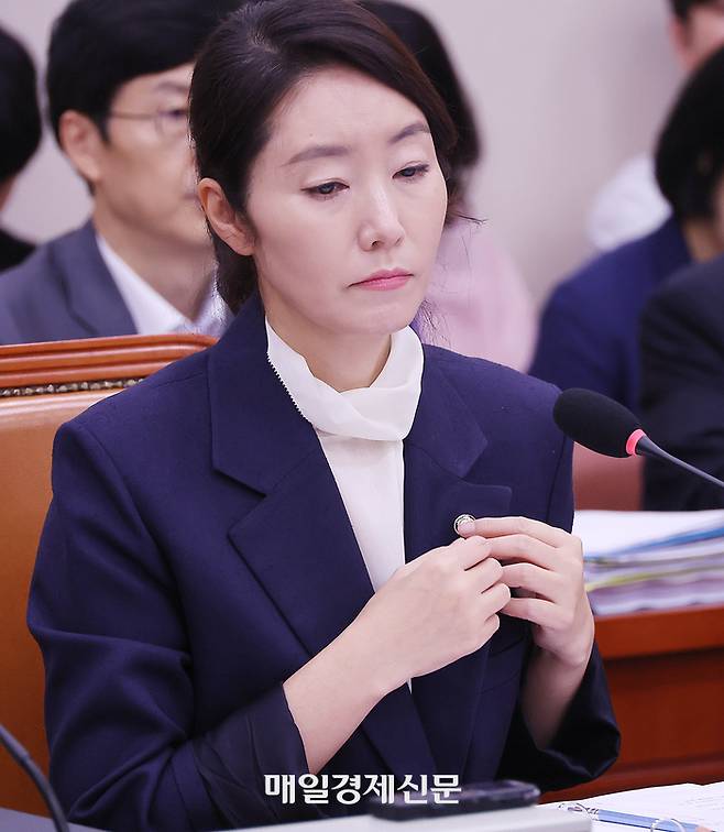 강선우 여성가족부 장관 후보자가 14일 국회 여성가족위원회에서 열린 인사청문회에서 국회의원 뱃지를 떼어내고 있다. [이충우 기자]