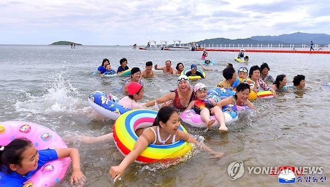 원산갈마해안관광지구서 물놀이하는 북한 주민들 [평양 조선중앙통신=연합뉴스]