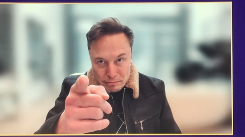 일론 머스크 최고 경영자(CEO)가 지난 5월 카타르 경제포럼 영상 대담에 참여해 카메라를 가리키고 있는 모습. [AFP 연합뉴스]