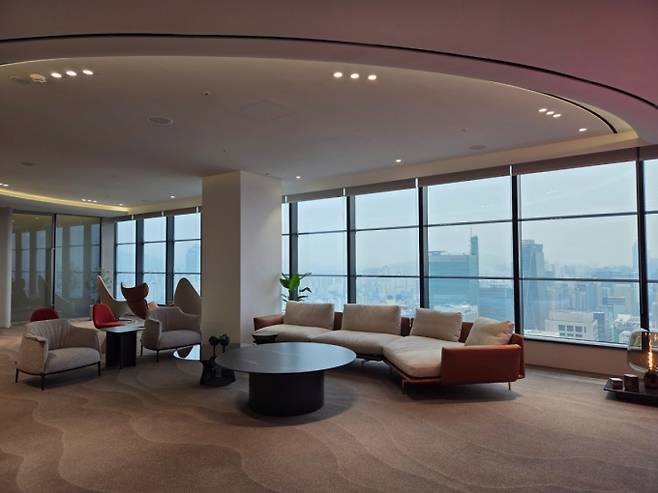 미래에셋증권 1호 패밀리오피스 센터 'The Sage 패밀리오피스 강남'의 로비. /사진=배한님 기자