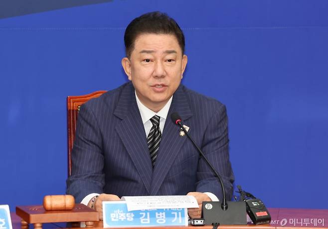 (서울=뉴스1) 안은나 기자 = 김병기 더불어민주당 대표 직무대행 겸 원내대표가 14일 오전 서울 여의도 국회에서 열린 최고위원회의에서 모두 발언을 하고 있다. 2025.7.14/뉴스1 Copyright (C) 뉴스1. All rights reserved. 무단 전재 및 재배포, AI학습 이용 금지. /사진=(서울=뉴스1) 안은나 기자