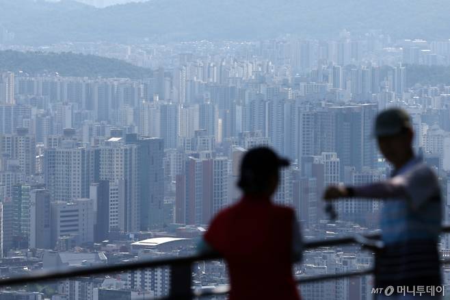 서울 남산에서 아파트 단지가 내려다보이고 있다.  /사진=뉴시스
