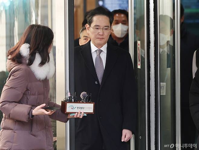 [서울=뉴시스] 이영환 기자 = 제일모직과 삼성물산의 부당합병 의혹으로 재판을 받고 있는 이재용 삼성전자 회장이 3일 오후 서울 서초구 서울고등법원에서 열린 항소심 선고기일을 마친 후 법원을 나서고 있다.  이 회장은 1심에 이어 항소심에서도 무죄를 선고 받았다. 2025.02.03. 20hwan@newsis.com /사진=이영환