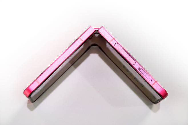 삼성전자는 갤럭시Z 폴드7·플립7에 아머 플렉스 힌지를 적용해 장시간 사용에도 화면 주름 등 변형이 없다고 설명했다. /사진=삼성전자 뉴스룸