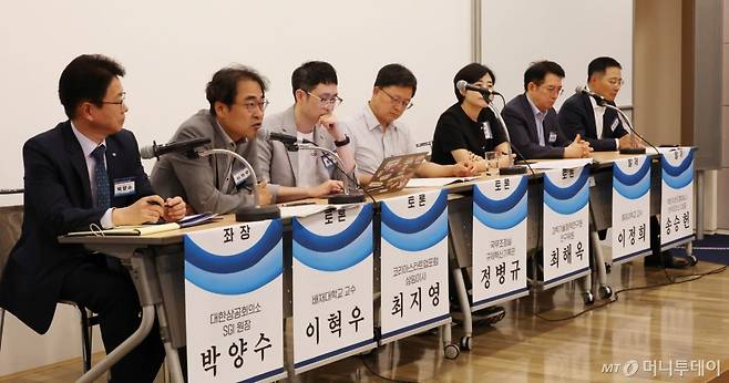 대한상공회의소는 14일 서울 중구 대한상의회관에서 '새 정부 규제 개혁 방향' 토론회를 개최했다.박양수 대한상의 SGI 원장 주재로 참석자들이 토론하고 있다./사진=대한상공회의소