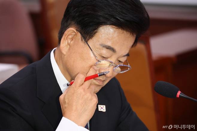 정동영 통일부 장관 후보가 14일 오전 서울 여의도 국회 외교통일위원회 전체회의장에서 열린 인사청문회에 출석해 자료를 살피고 있다. / 사진=뉴스1