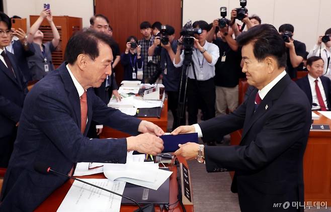 정동영 통일부 장관 후보가 14일 서울 여의도 국회 외교통일위원회에서 열린 인사청문회에서 선서문을 김석기 외통위원장에게 제출하고 있다. / 사진=뉴시스