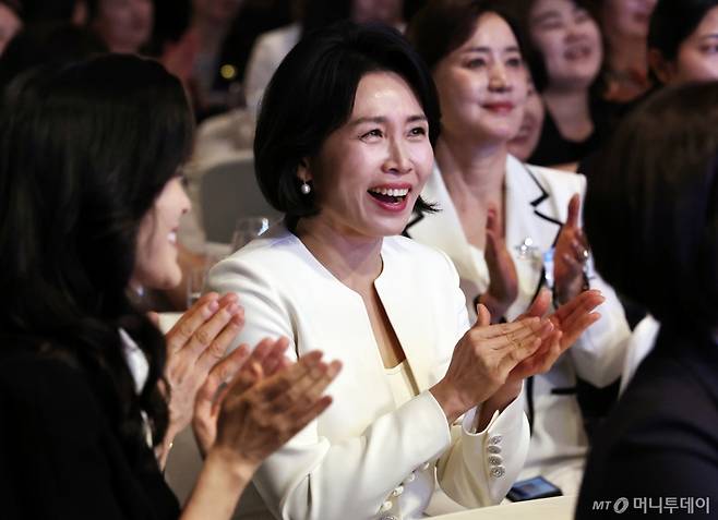 (서울=뉴스1) 구윤성 기자 = 이재명 대통령의 부인 김혜경 여사가 1일 오후 서울 중구 신라호텔에서 열린 '제4회 여성기업주간 개막식'에 참석해 활짝 웃고 있다. 2025.7.1/뉴스1 Copyright (C) 뉴스1. All rights reserved. 무단 전재 및 재배포, AI학습 이용 금지. /사진=(서울=뉴스1) 구윤성 기자