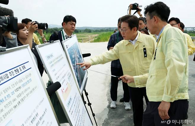 [청주=뉴시스] 고범준 기자 =이재명 대통령이 14일 충북 청주시 흥덕구 오송읍 궁평2지하차도를 방문해 미호강 신규제방 현황 브리핑을 청취하며 발언하고 있다.  오송 지하차도 참사는 지난 2023년 7월15일 청주 흥덕구 오송읍 궁평2지하차도가 인근 미호강 범람으로 침수되면서 발생했다. 2025.07.14. bjko@newsis.com /사진=고범준
