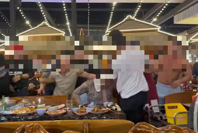 태국 파타야 한 식당에서 한국인 관광객들이 난투극을 벌여 논란이 일고 있다. 사진은 SNS에 공유된 당시 상황. /사진=SNS 갈무리