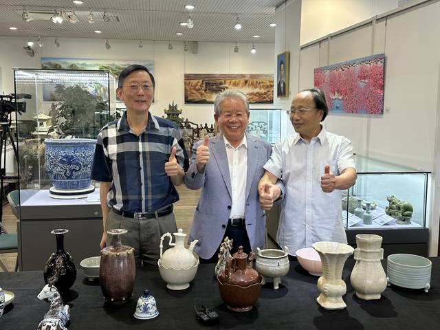김종춘(가운데) 다보성 회장과 션지아신(왼쪽) 중국 문화부 서화 감정위원 겸 상하이시 서예가협회 부주석, 천커타오 상하이 소장협회 상무 부회장이 중국 도자기 문화재 앞에서 엄지 손가락을 치켜드는 포즈를 함께 취했다. 윤선우 촬영
