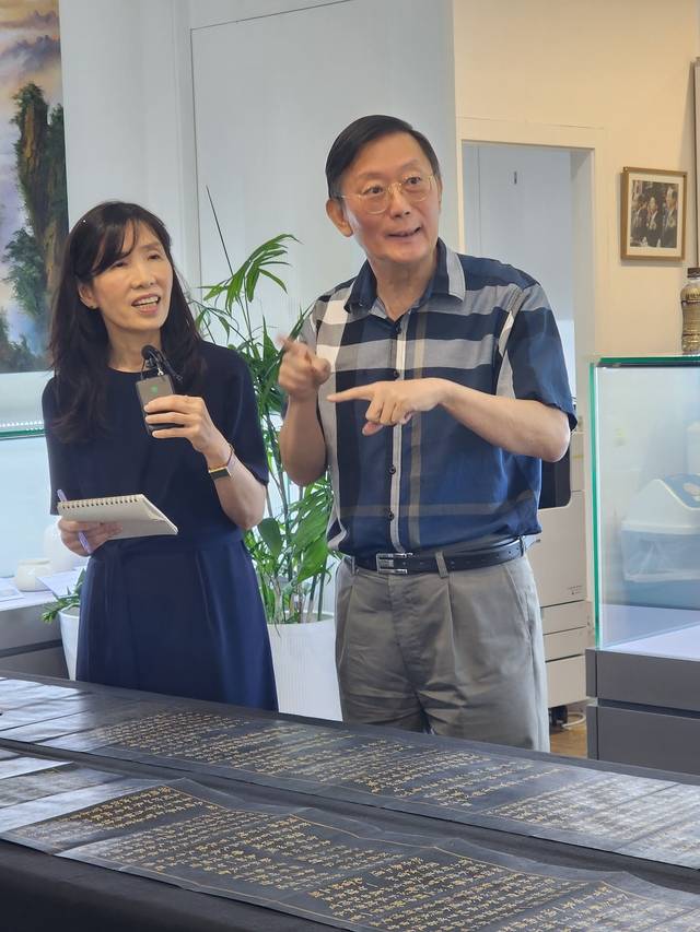 션지아신 부주석이 조맹부의 ‘원각경 금니사경(圓覺經 金泥寫經)’ 에 대해 설명하고 있다. 왼쪽은 통역을 맡은 이정순 중앙대 국제대학원 통번역학원 교수.