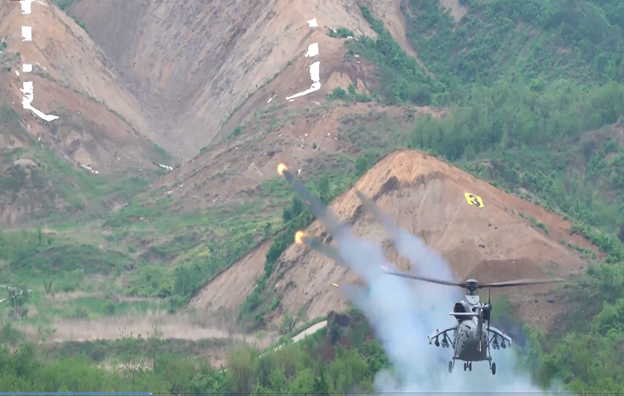 해병대 상륙공격헬기(MAH)가 무유도 로켓 사격하는 장면. 방위사업청 제공