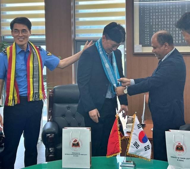 감사 인사 받는 신종원 경사와 주한 동티모르 대사. 동해지방해양경찰청·연합뉴스