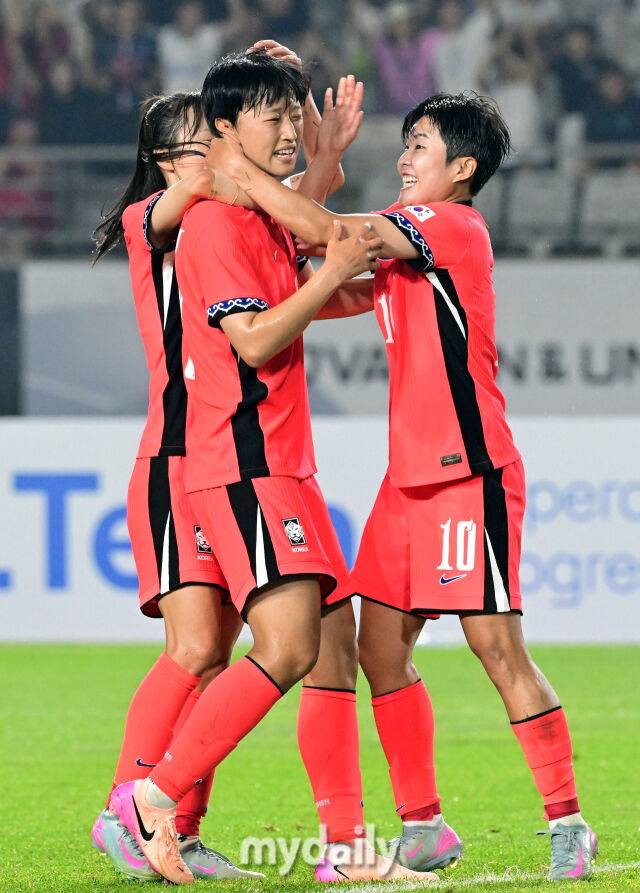 대한민국 여자축구대표팀 정다빈이 13일 오후 경기도 화성시종합경기타운 주경기장에서 진행된 2025년 동아시아축구연맹(EAFF) E-1 챔피언십(동아시안컵) 일본과의 경기에서 동점골을 넣은 뒤 환호하고 있다./화성종합경기타운=곽경훈 기자