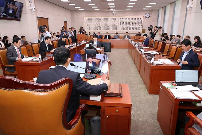 더불어민주당 소속 김용민 소위원장이 11일 국회 법제사법위원회 법안심사제1소위원회에서 열린 상법 추가 개정을 위한 공청회를 개의하고 있다. [연합]