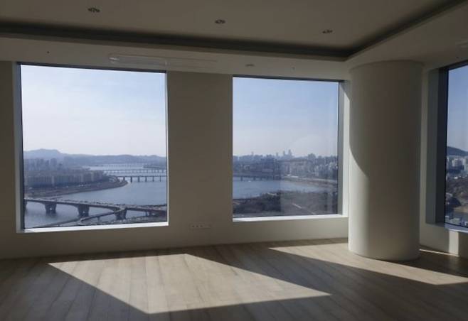 성수동 일대는 서울숲과 한강뷰 모두 갖춘 입지적 요인에 부자들의 마음을 사로잡고 있다.  서울 성동구 성수동 아크로서울포레스트 내부 [호갱노노 애플리케이션 갈무리]