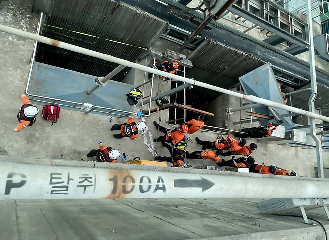 소방 당국이 7일 오전 인천 굴포하수종말처리장에서 맨홀 사고 실종자 수색 작업을 하고 있다. 2025.7.7 [인천소방본부]