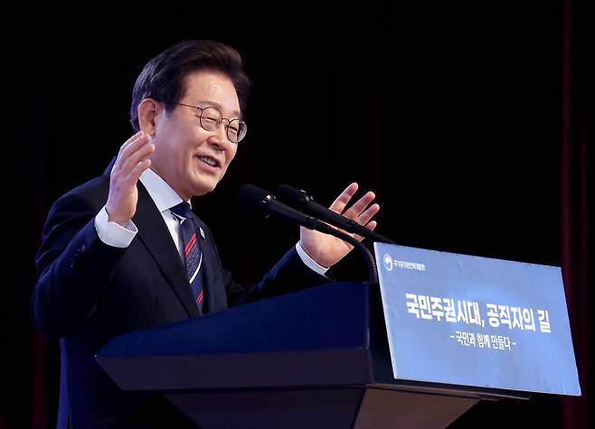 이재명 대통령이 14일 충북 진천 국가공무원인재개발원에서 70기 5급 신임관리자과정 교육생들에게 ‘국민주권시대, 공직자의 길’을 주제로 특강을 하고 있다. [연합]