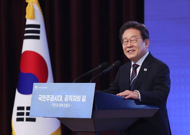 이재명 대통령이 14일 충북 진천 국가공무원인재개발원에서 70기 5급 신임관리자과정 교육생들에게 ‘국민주권시대, 공직자의 길’을 주제로 특강을 하고 있다. [연합]