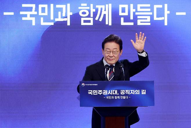 이재명 대통령이 14일 충북 진천 국가공무원인재개발원에서 70기 5급 신임관리자과정 교육생들에게 ‘국민주권시대, 공직자의 길’을 주제로 특강을 하며 질문을 받고 있다. [연합]