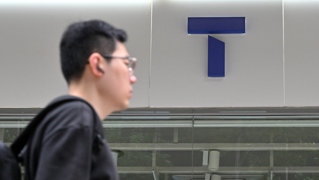 한 시민이 서울 시내 한 SKT 대리점 앞을 지나가고 있다. 임세준 기자