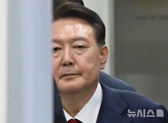 [서울=뉴시스] 사진공동취재단 = 윤석열 전 대통령이 지난 9일 서울 서초구 서울중앙지법에서 열린 직권남용 등 혐의 영장실질심사(구속 전 피의자 심문)를 마친 뒤 대기 장소인 서울구치소로 이동하기 위해 법원을 나서고 있다. 2025.07.13. photo@newsis.com