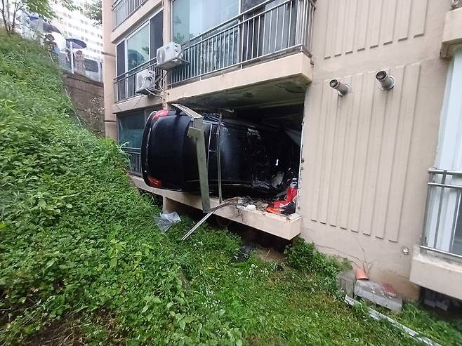 [천안=뉴시스] 지난 13일 오후 6시42분께 충남 천안시 동남구 목천읍 신계리에서 승용차가 차량 2대를 들이받은 후 도로 밑 아파트 1층으로 떨어지며 전도됐다. (사진=천안동남소방서 제공) 2025.07.14. photo@newsis.com *재판매 및 DB 금지