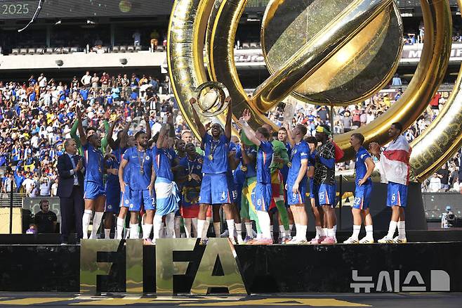 [이스트 러더퍼드=AP/뉴시스] 2025 국제축구연맹(FIFA) 클럽월드컵 우승 세리머니를 하는 잉글랜드 프로축구 프리미어리그(EPL) 첼시 선수단. 2025.07.13.