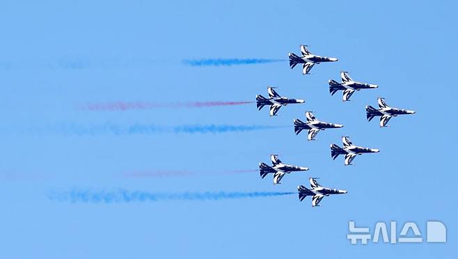 [서울=뉴시스] 김진아 기자 = 제1회 방위산업의 날 계기 시민 참여 페스티벌이 열린 12일 서울 반포한강공원 일대에서 공군 특수비행팀 블랙이글스가 에어쇼를 하고 있다. 2025.07.12. bluesoda@newsis.com