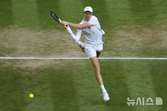 [런던=AP/뉴시스] 얀니크 신네르(1위·이탈리아)가 13일(현지 시간) 영국 런던 올잉글랜드 클럽에서 열린 2025 윔블던 테니스 대회 남자 단식 결승전 카를로스 알카라스(2위·스페인)와의 경기에서 공을 리턴하고 있다. 신네르는 결승에서 3연패를 노리는 카를로스 알카라스(2위·스페인)에게 3-1(4-6 6-4 6-4 6-4) 역전승을 거두고 윔블던 첫 우승을 차지했다. 2025.07.14.