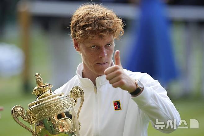 [런던=AP/뉴시스] 얀니크 신네르(1위·이탈리아)가 13일(현지 시간) 영국 런던 올잉글랜드 클럽에서 열린 2025 윔블던 테니스 대회 남자 단식 정상에 올라 트로피를 들고 포즈를 취하고 있다. 신네르는 결승에서 3연패를 노리는 카를로스 알카라스(2위·스페인)에게 3-1(4-6 6-4 6-4 6-4) 역전승을 거두고 윔블던 첫 우승을 차지했다. 2025.07.14.