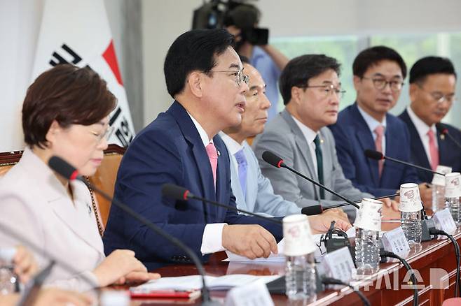 [서울=뉴시스] 김명년 기자 = 송언석 국민의힘 비상대책위원장 겸 원내대표가 14일 오전 서울 여의도 국회에서 열린 비상대책위원회의에서 발언하고 있다. 2025.07.14. kmn@newsis.com