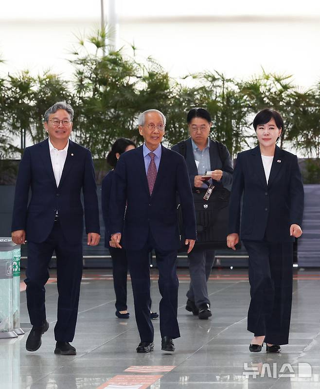 [인천공항=뉴시스] 최진석 기자 = 윤여준(가운데) EU특사단장과 EU특사단인 더불어민주당 전현희(오른쪽), 손명수 의원이 14일 인천국제공항을 통해 벨기에로 출국하고 있다. EU 특사단은 이날 출국해 EU 이사회 및 유럽의회 주요 인사들을 만나 한-EU 간 협력 확대 의지를 전달한 뒤 17일 귀국할 예정이다. 2025.07.14. myjs@newsis.com