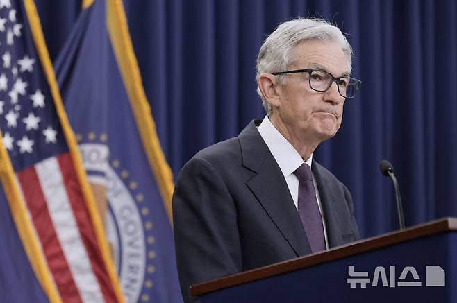 [워싱턴=AP/뉴시스] 제롬 파월 미국 연방준비제도(Fed·연준) 의장이 지난달 18일(현지 시간) 워싱턴DC 연준에서 연방공개시장위원회(FOMC) 정례회의 결과 기자회견에 참석해 발언하고 있다. 2025.07.14.