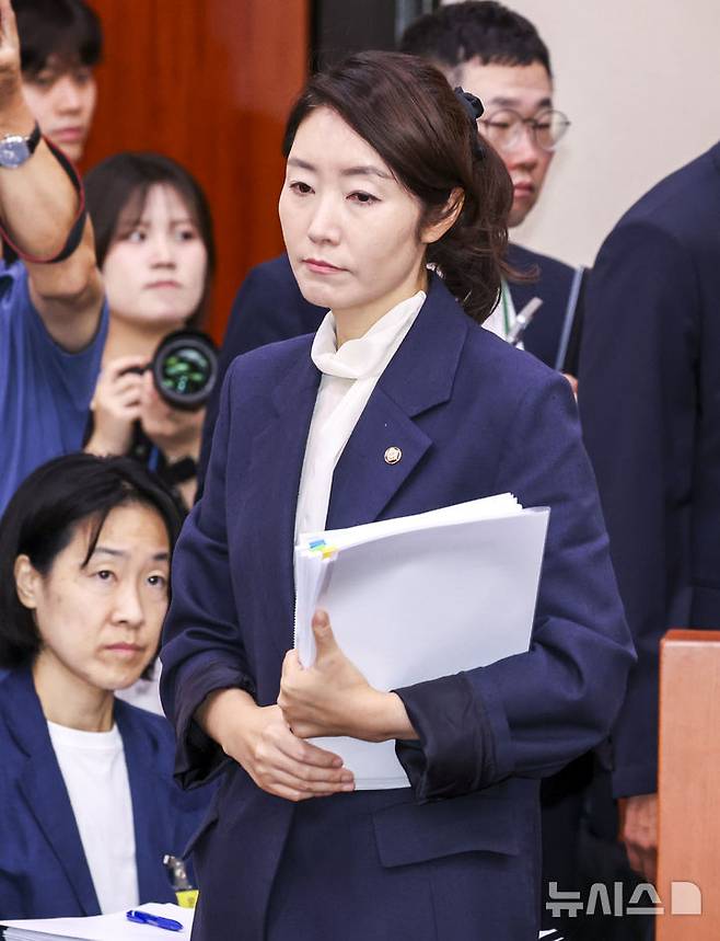 [서울=뉴시스] 고승민 기자 = 강선우 여성가족부 장관 후보자가 14일 서울 여의도 국회에서 열린 여성가족위원회의 인사청문회에 출석하고 있다. 2025.07.14. kkssmm99@newsis.com