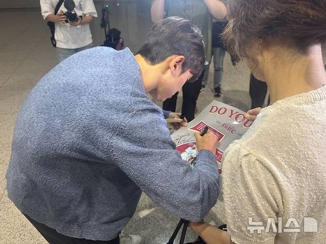 [인천공항=뉴시스] 잉글랜드 프로축구 프리미어리그(EPL) 브라이턴으로 이적한 프로축구 K리그1 대전하나시티즌 출신 윤도영이 14일 오전 인천국제공항에서 임대 이적하는 네덜란드 에레디비시에 엑셀시오르 합류를 위해 네덜란드로 출국하기 전 팬들에게 사인하고 있다. 2025.07.14. wlsduq123@newsis.com