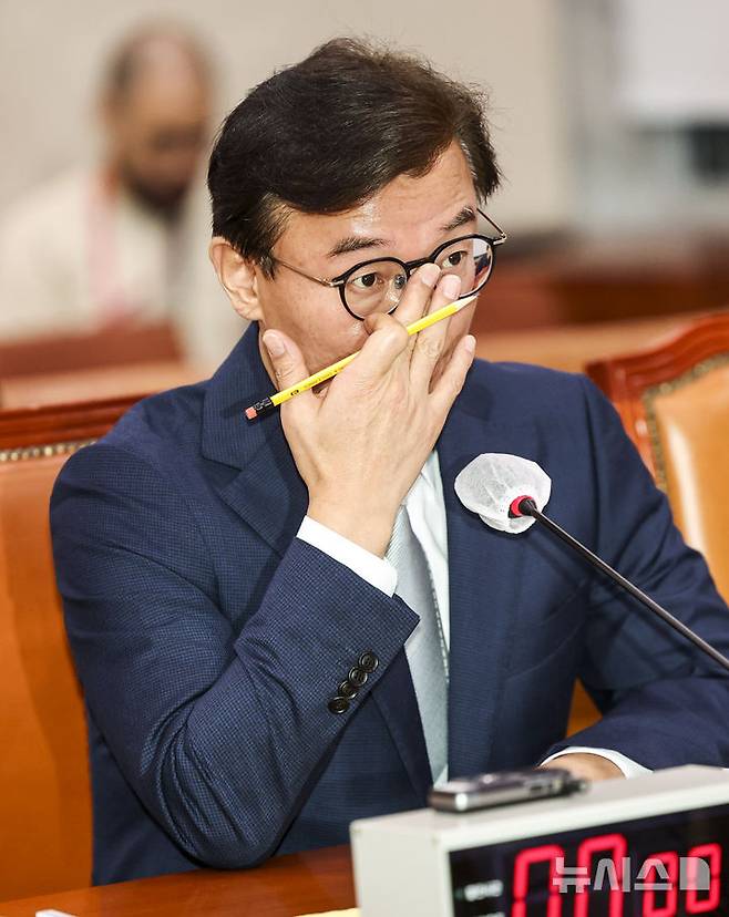 [서울=뉴시스] 김명년 기자 = 전재수 해양수산부 장관 후보자가 14일 오전 서울 여의도 국회 농림축산식품해양수산위원회에서 열린 인사청문회에서 안경을 만지고 있다. 2025.07.14. kmn@newsis.com