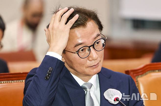 [서울=뉴시스] 김명년 기자 = 전재수 해양수산부 장관 후보자가 14일 오전 서울 여의도 국회 농림축산식품해양수산위원회에서 열린 인사청문회에서 머리를 만지고 있다. 2025.07.14. kmn@newsis.com