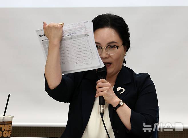 [서울=뉴시스] 배훈식 기자 = 김경한 전국사학민주회교수노조 위원장이 14일 오후 서울 용산구 비앤디파트너스 서울역점 강당에서 열린 이진숙 교육부 장관 후보자 논문표절 의혹 검증을 위한 범학계 국민검증단 대국민 보고회에서 발언하고 있다. 2025.07.14. dahora83@newsis.com