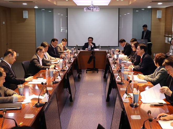 [세종=뉴시스]농림축산식품부가 지난 3월 오후 2시 서울 한국식품산업협회에서 강형석 농업혁신정책실장 주재로 13개 주요 식품기업 임원들과 간담회를 개최하고 있다. (사진=농식품부 제공) *재판매 및 DB 금지